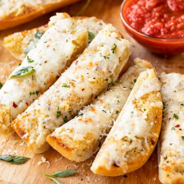 Cheesy Garlic Bread | thecozyapron.com