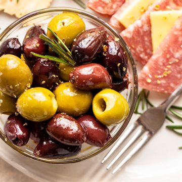 Marinated Olives | thecozyapron.com