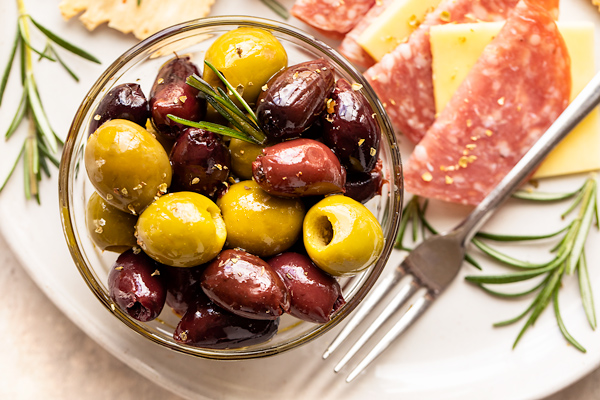 Marinated Olives | thecozyapron.com