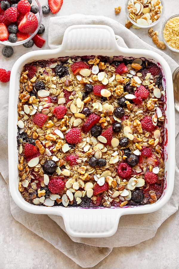 Oatmeal Bake with Mixed Berries | thecozyapron.com