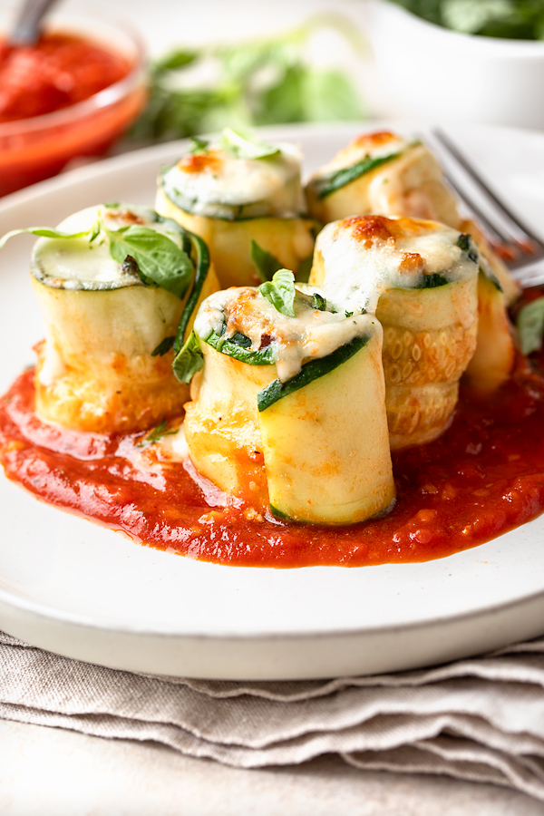 Zucchini Roll Ups on a Plate | thecozyapron.com