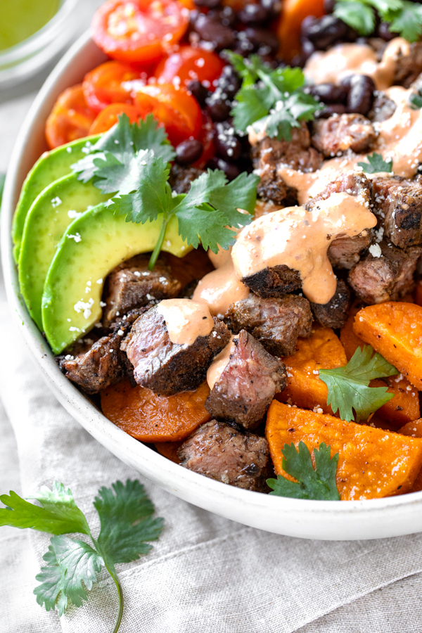 Sweet Potato Bowl with Carne Asada and Chipotle Garlic Sauce | thecozyapron.com