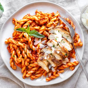 Gemelli Pasta with Roasted Red Pepper Sauce | thecozyapron.com