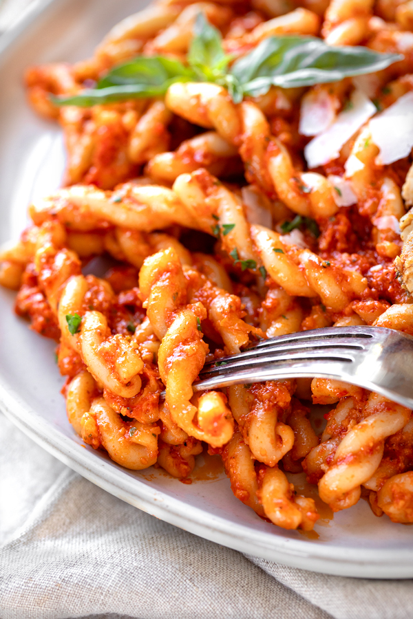 Gemelli Pasta with Roasted Red Pepper Sauce | thecozyapron.com