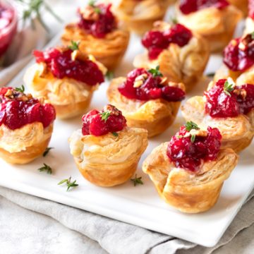 Cranberry Brie Puff Pastry Bites | thecozyapron.com