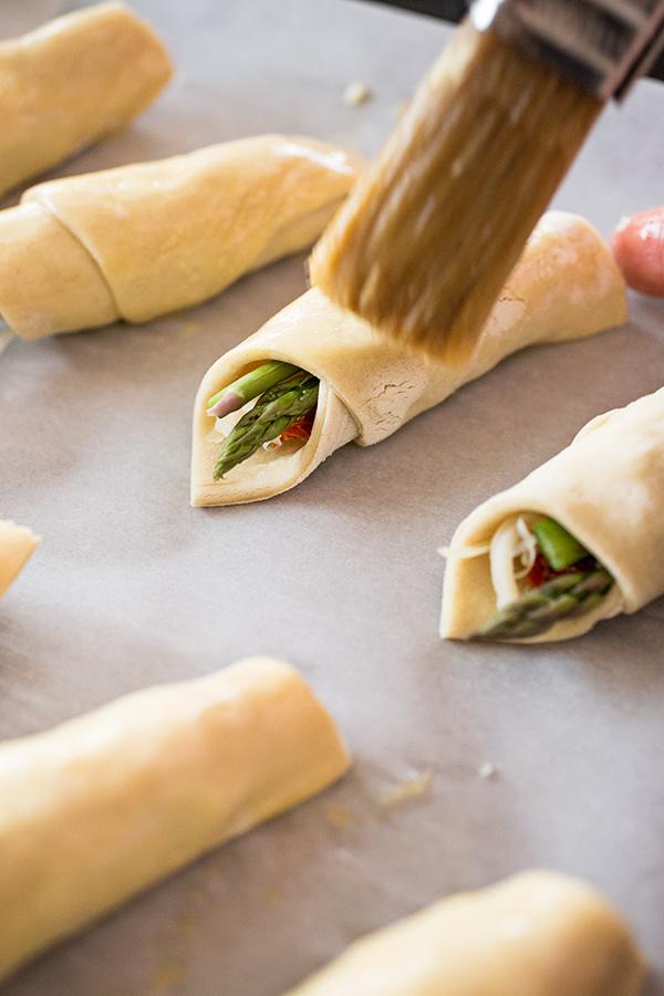 prosciutto wrapped asparagus preparation | thecozyapron.com