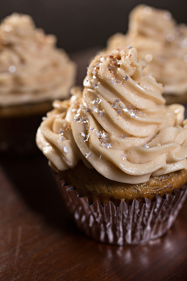 Banana Cupcakes with Peanut Butter Frosting | thecozyapron.com