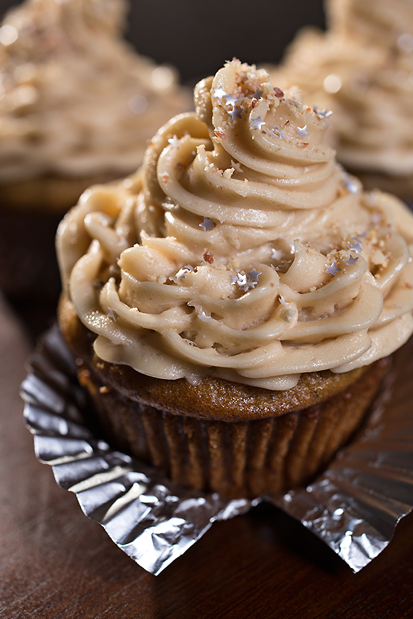 Closeup of Banana Cupcakes with Peanut Butter Frosting | thecozyapron.com