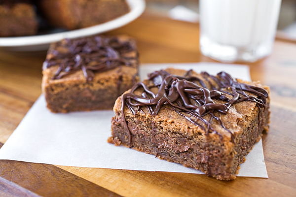 Chocolate Peanut Butter Bars with a glass of milk | thecozyapron.com
