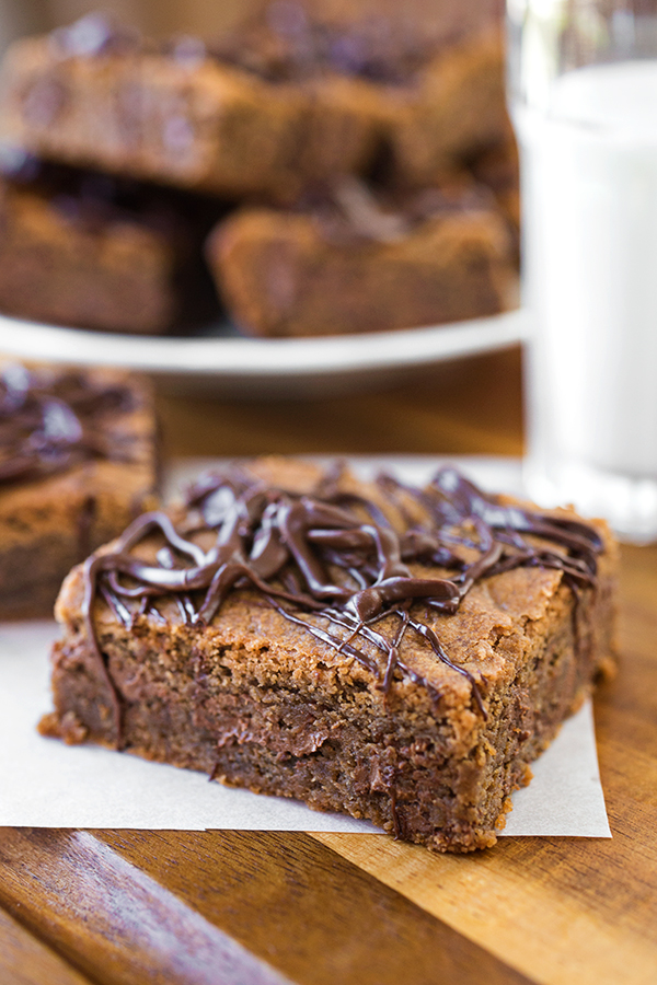 Chocolate Peanut Butter Bar with a glass of milk | thecozyapron.com