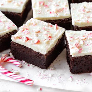 Peppermint Bark Brownies | thecozyapron.com
